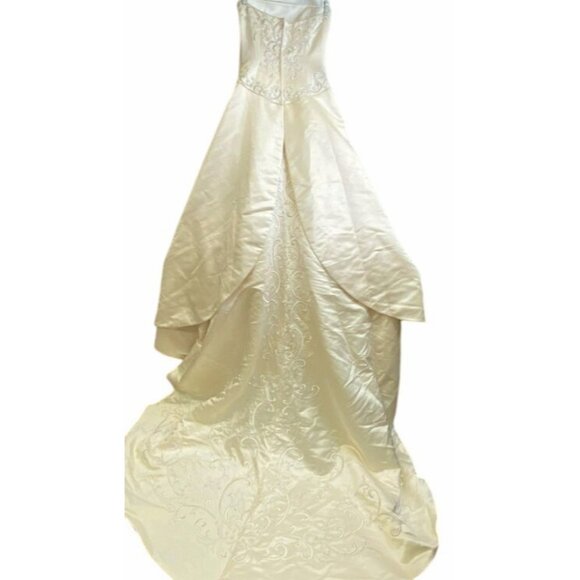 Davids Bridal Strapless Satin A-Line Wedding Gown With Embroidered Train Size 10 - Picture 3 of 13